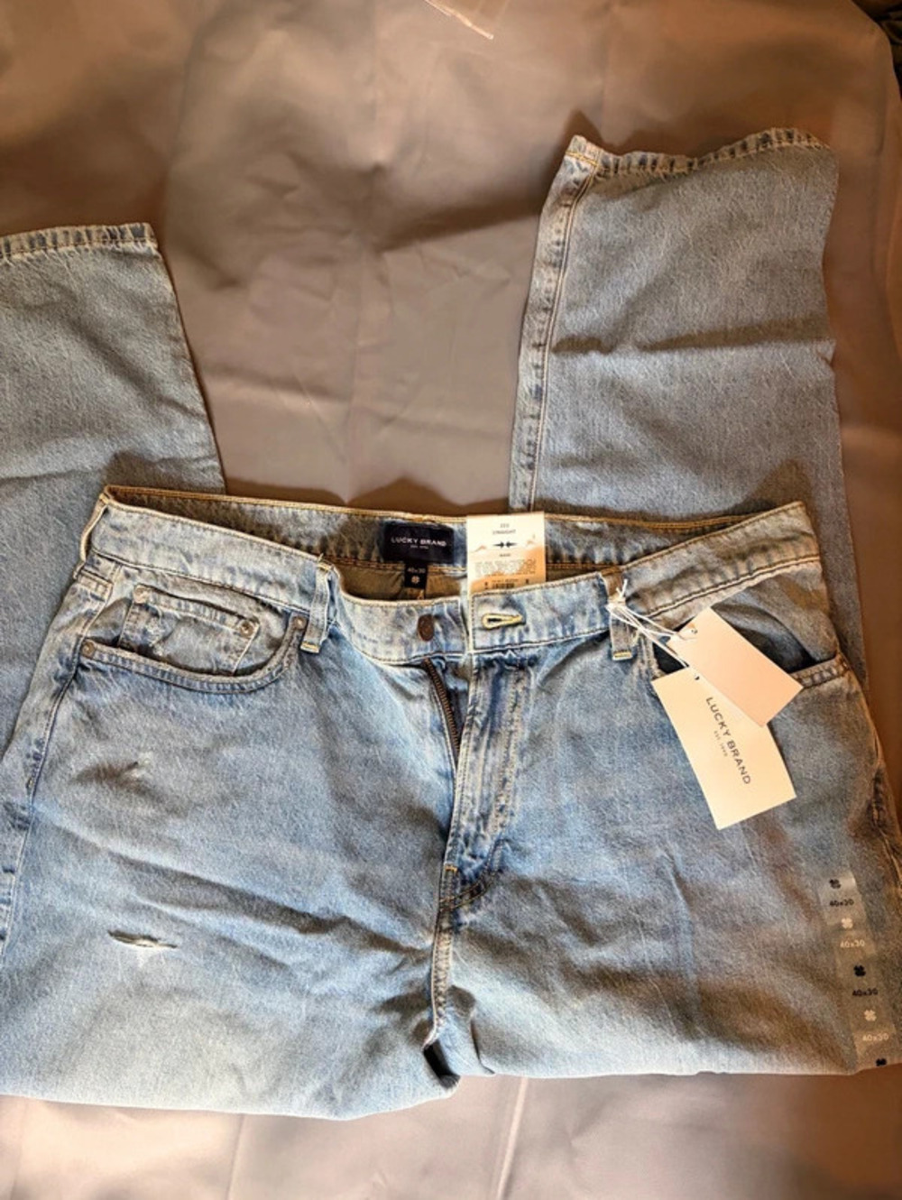 Light wash Lucky Brand jeans with a relaxed fit. Size: 40 x30